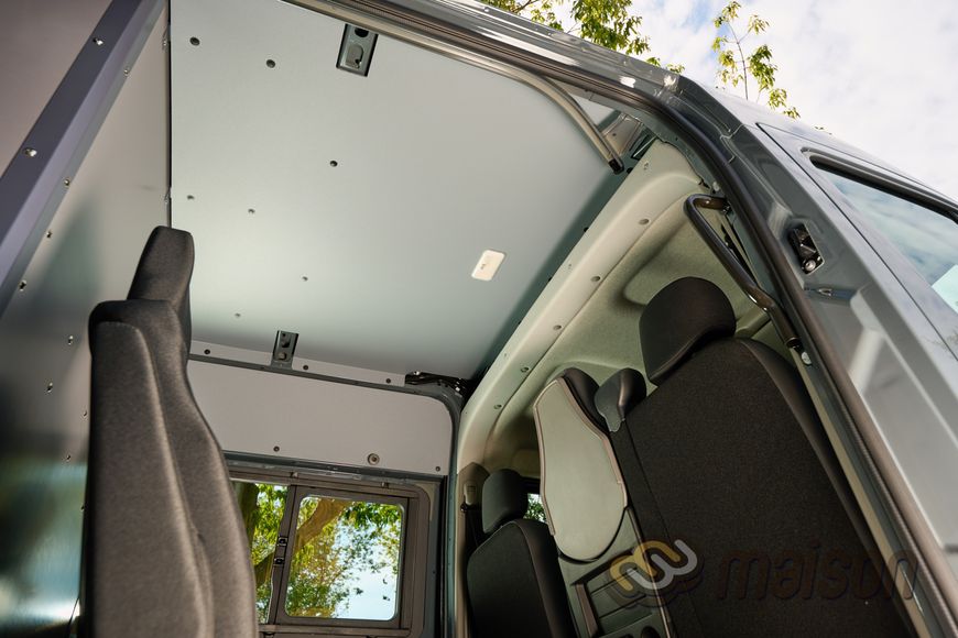 Ceiling of the front cabin of the Maison Master Crew Cab L3 (wheelbase 4332mm, load length 2500mm)