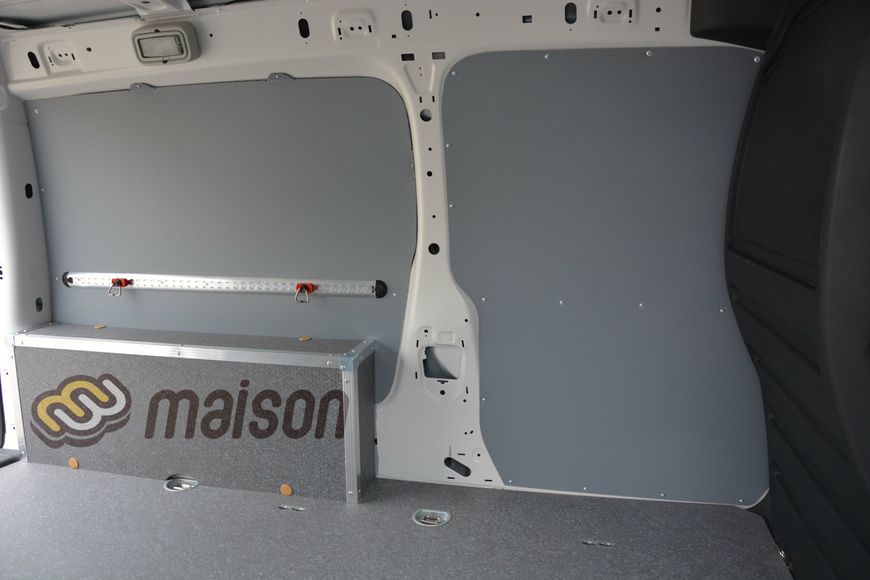 Пластикова обшивка стін фургона Caddy L1H1 (колісна база 2681мм, довжина вантажного відсіку 1781мм), розпашні двері