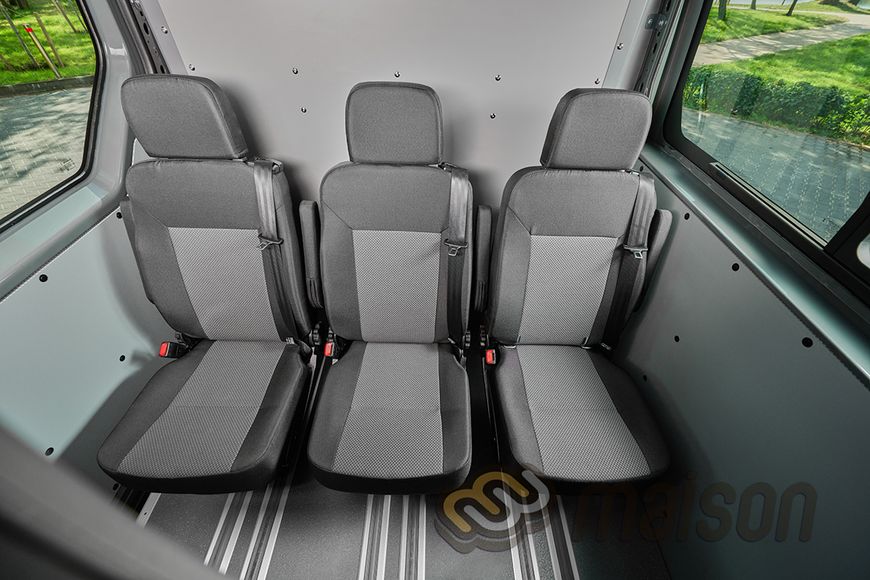 Три додаткові сидіння у вантажопасажирському Renault  Maison