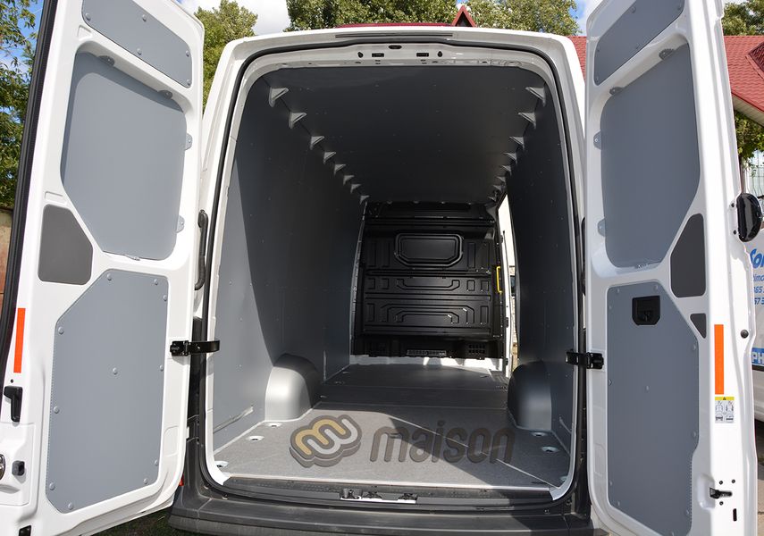 Пластикова обшивка стін фургона Crafter L5H3 (LR UH, задній/повний привід 4 х 4, довга колісна база зі звисом 4490мм, довжина вантажного відсіку 4855мм), одинарні колеса