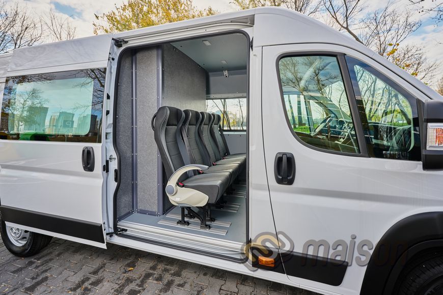 Пластикова обшивка стін передньої кабіни фургона Maison Movano Crew Cab L4 (колісна база 4035мм, довжина вантажного відсіку 2900мм)