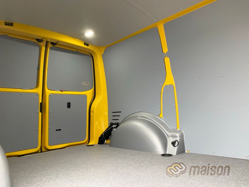 Пластикова обшивка стін фургона Transporter L1H1 (колісна база 3000мм, довжина вантажного відсіку 2543мм), розпашні/підйомні двері