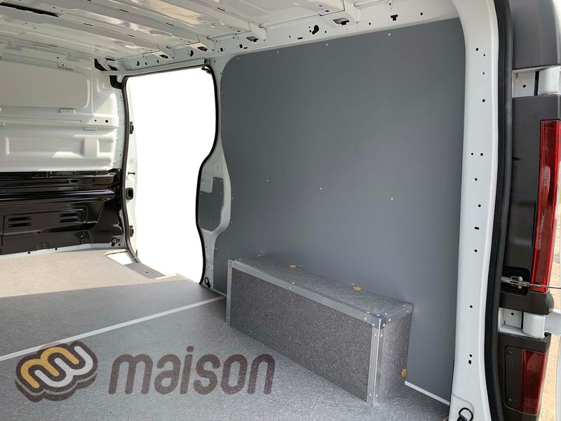 Пластикова обшивка стін фургона Trafic довгий L2 (колісна база 3498мм, довжина вантажного відсіку 2937мм)