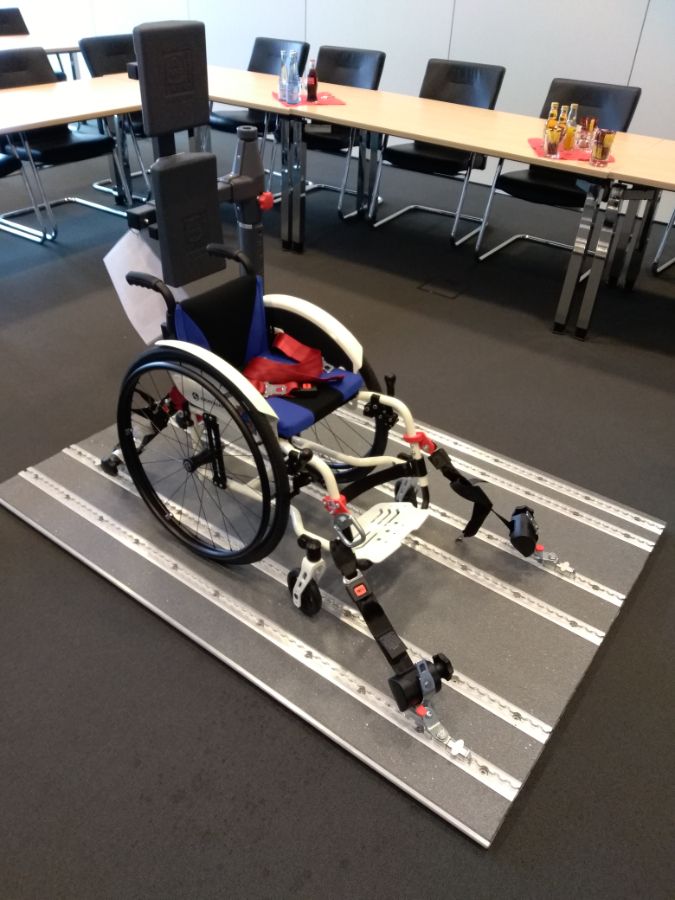 Спеціальна підлога з рейками для інвалідних візків в авто