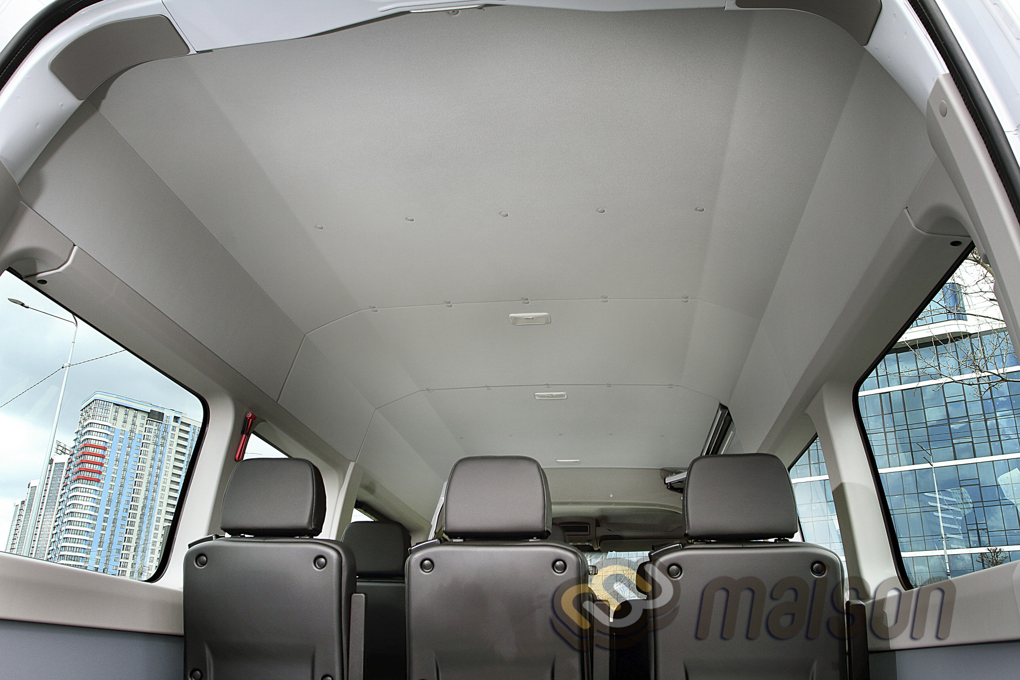 Облицювання стелі у пасажирському фургоні Renault Master L3