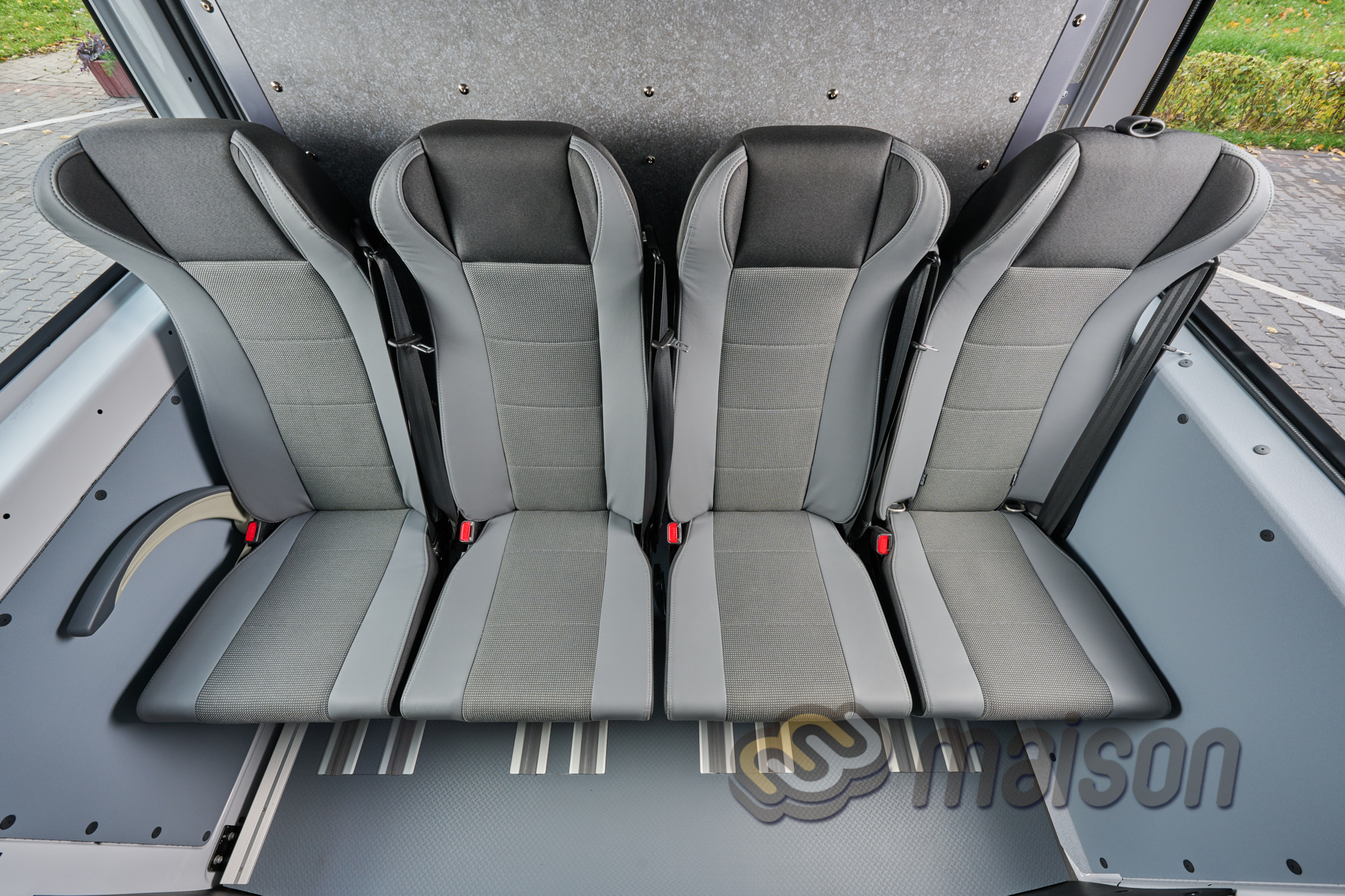 Додаткові сидіння в подвійній кабіні Maison Boxer Crew Cab