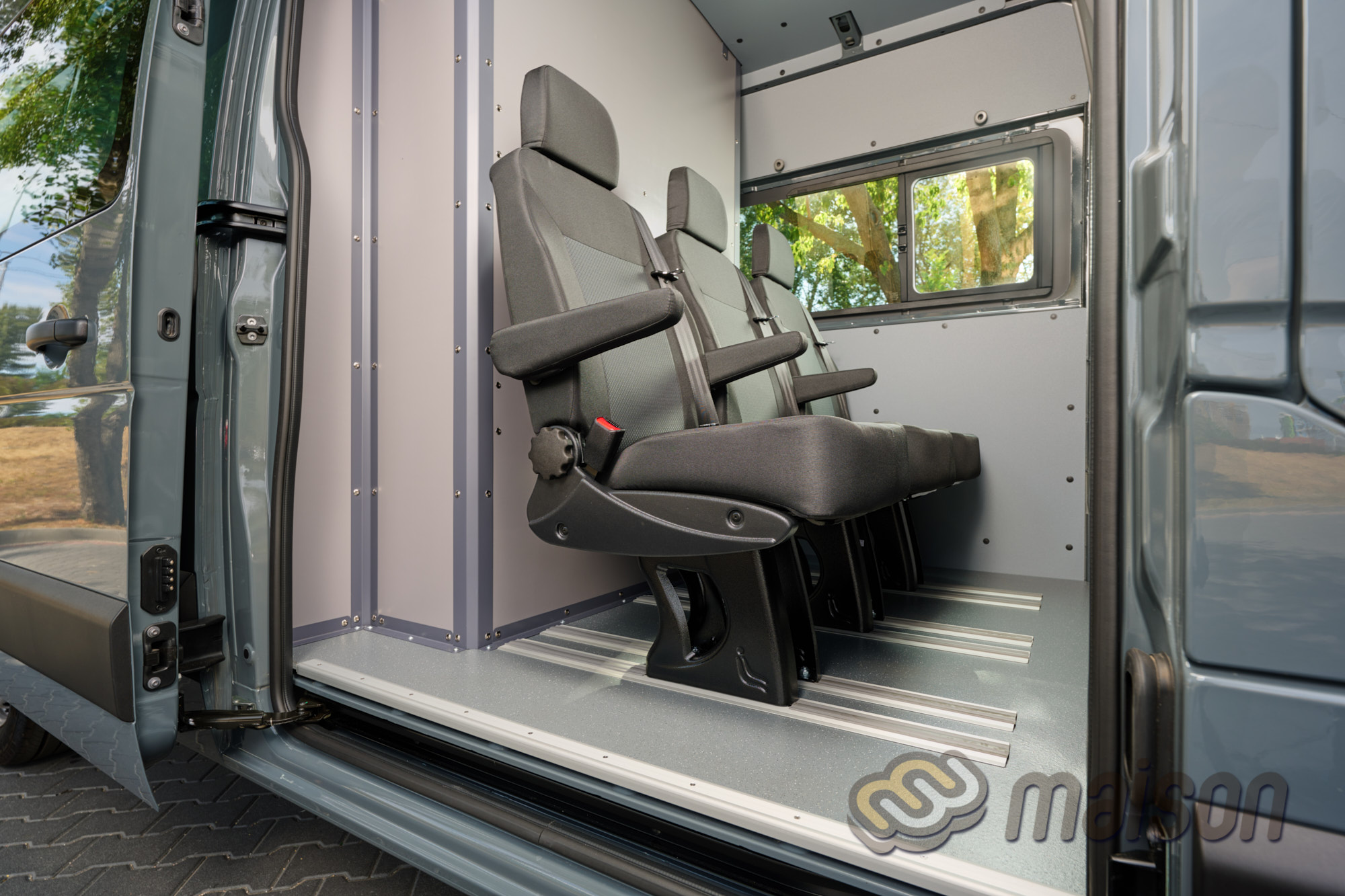 Роздільна перегородка та додаткові сидіння у розширеній кабіні вантажопасажирського Renault Master від Мейсон