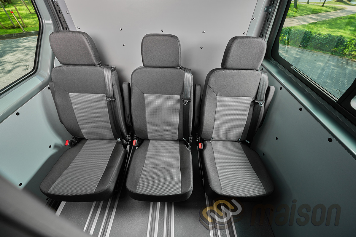 Три додаткові знімні сидіння у вантажопасажирському Master L3 переобладнаному Мейсон