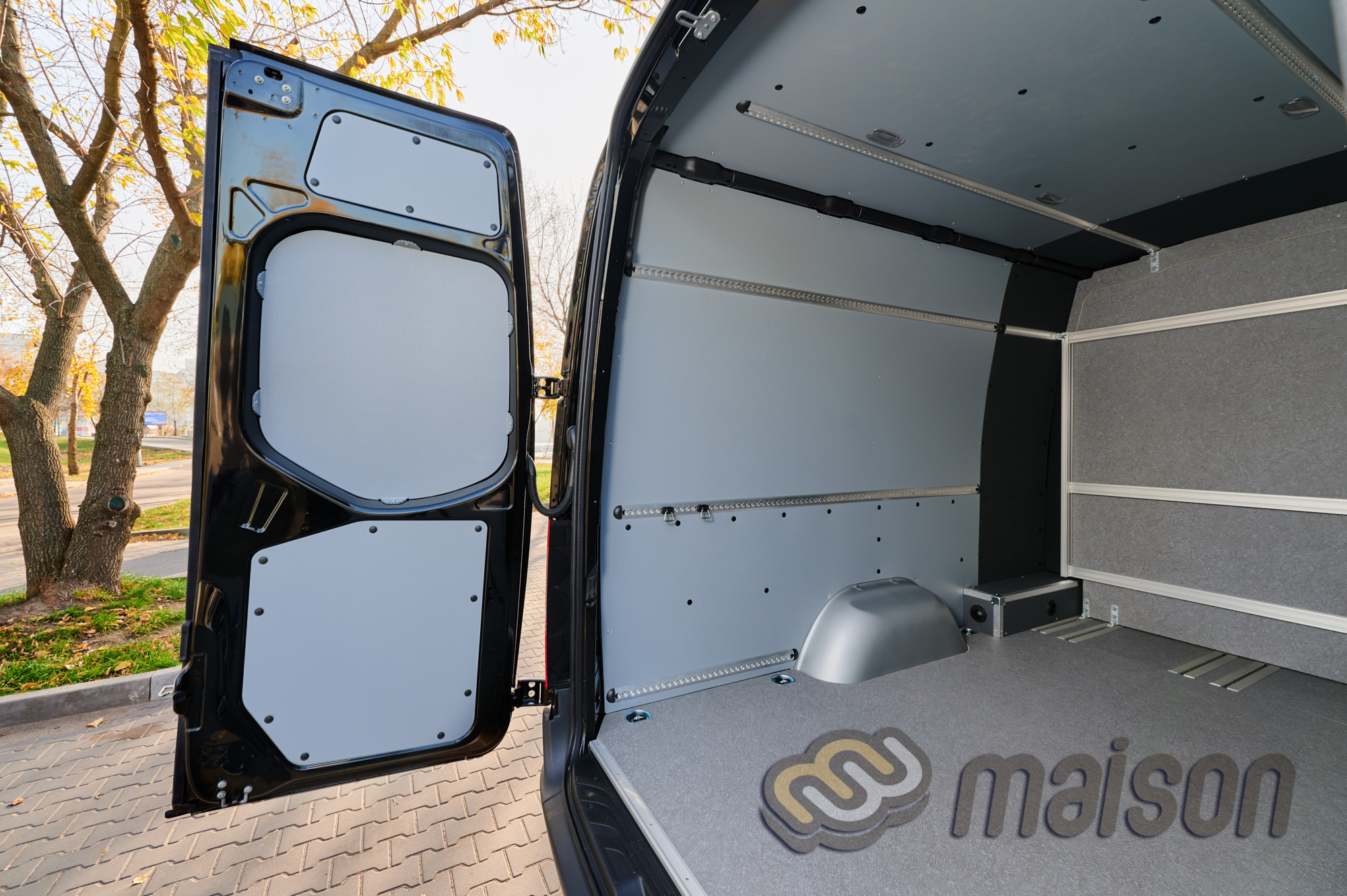 Пластикові стінки, стеля, арки та фанерна підлога у вантажному відсіку переобладнаного Sprinter L3