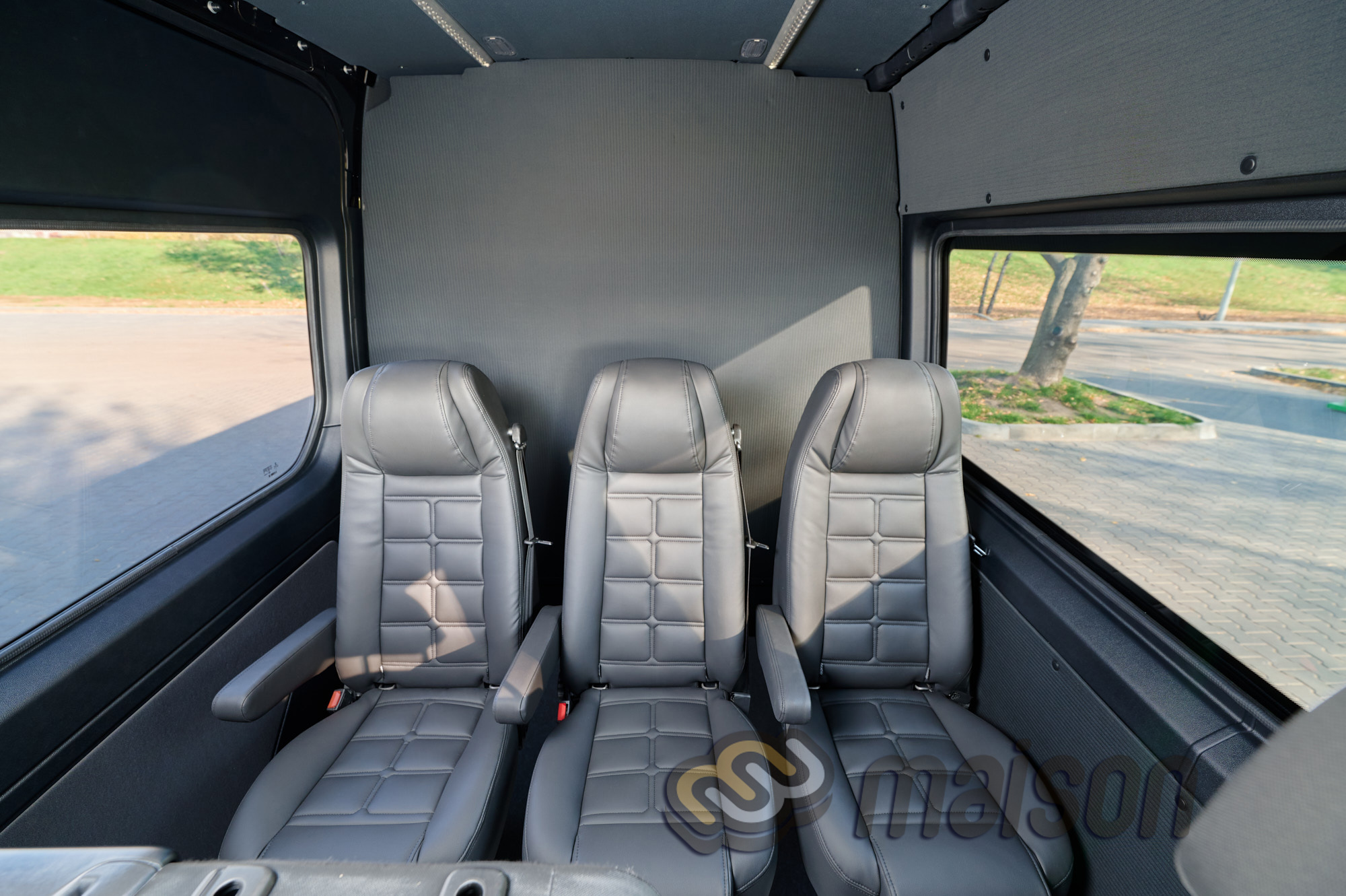 Три окремі знімні сидіння у розширеній кабіні вантажопасажирського MB Sprinter
