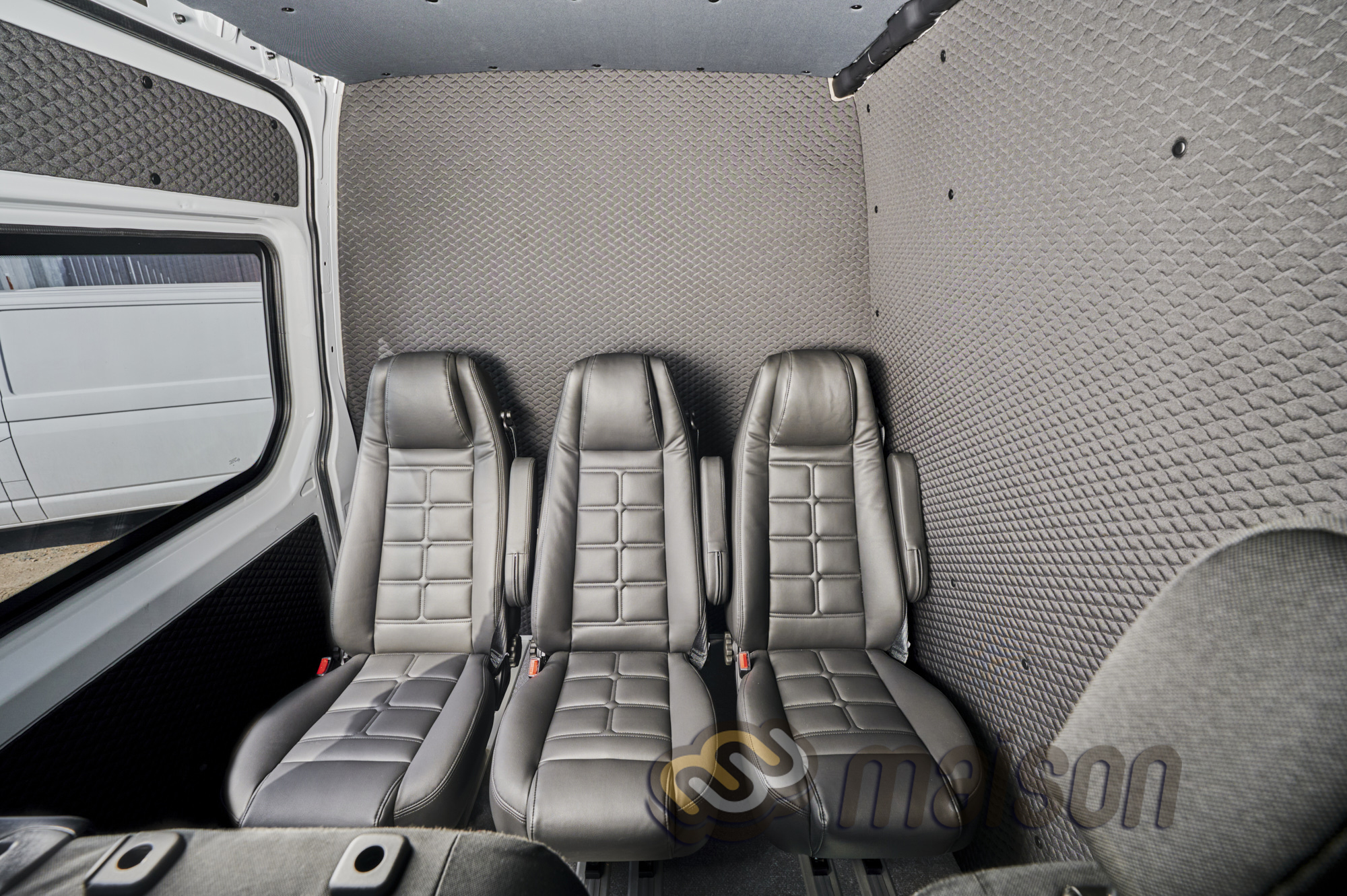 Три додаткові сидіння у розширеній кабіні вантажопасажирського MB Sprinter від Мейсон