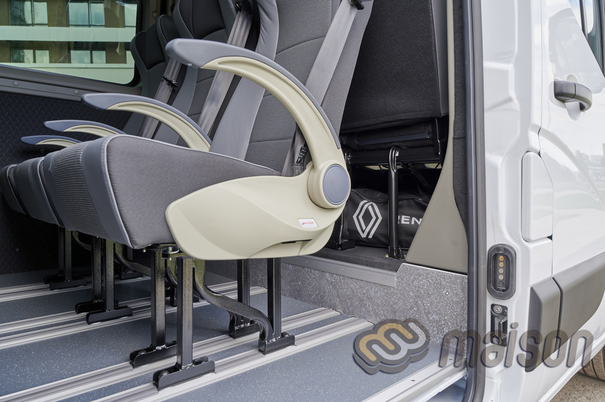 6 додаткових сидінь у переобладнаному в пасажирський Renault Master від Мейсон