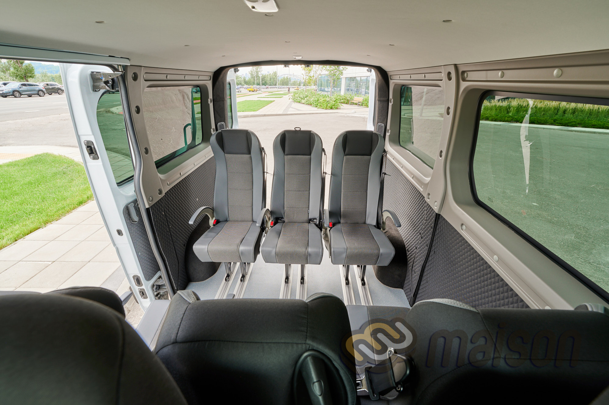 Додаткові знімні сидіння з підлокітниками у переобладнаному в пасажирський Renault Master
