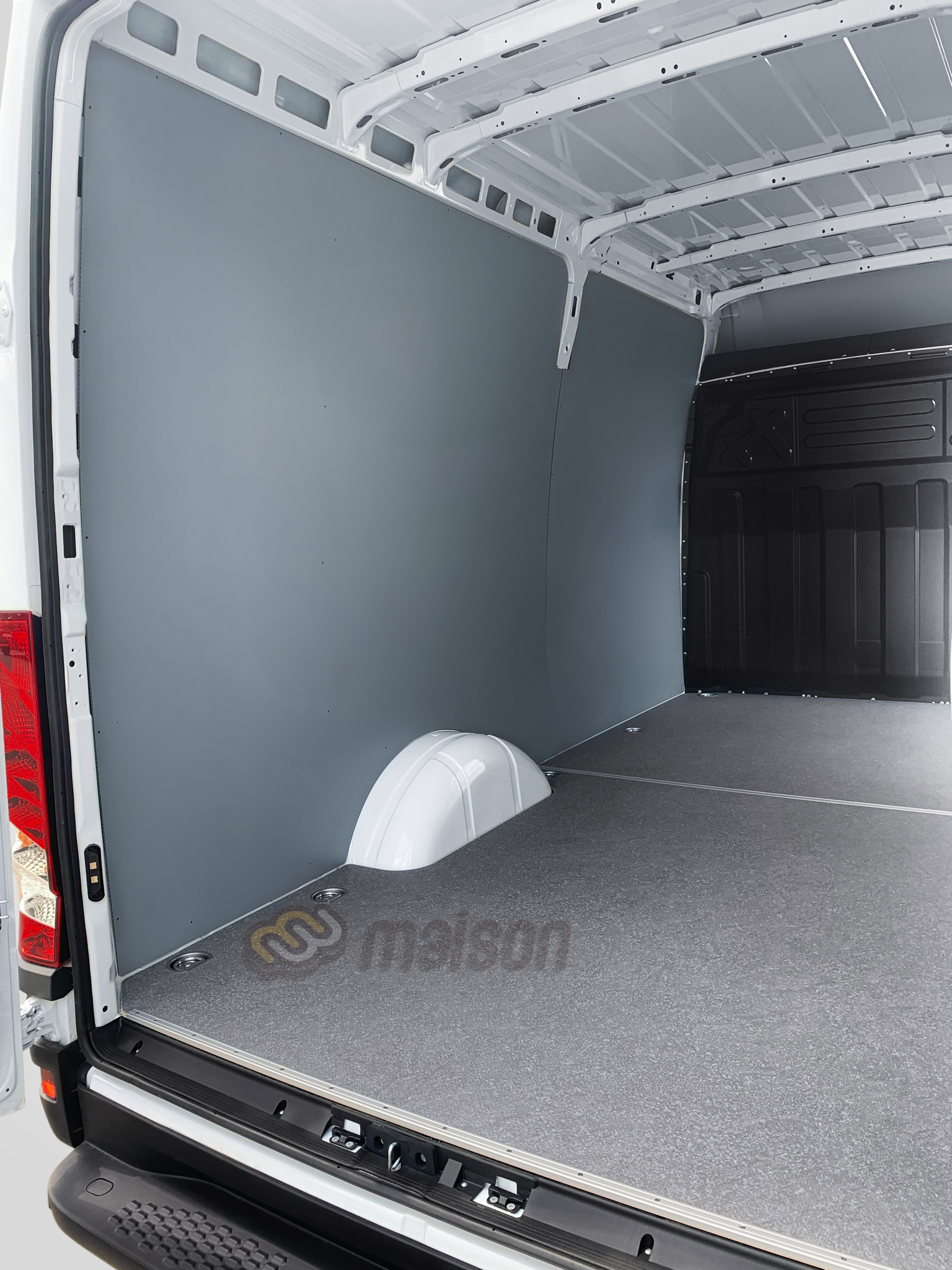 Обшивка фургона - пластикові стінки та фанерна підлога